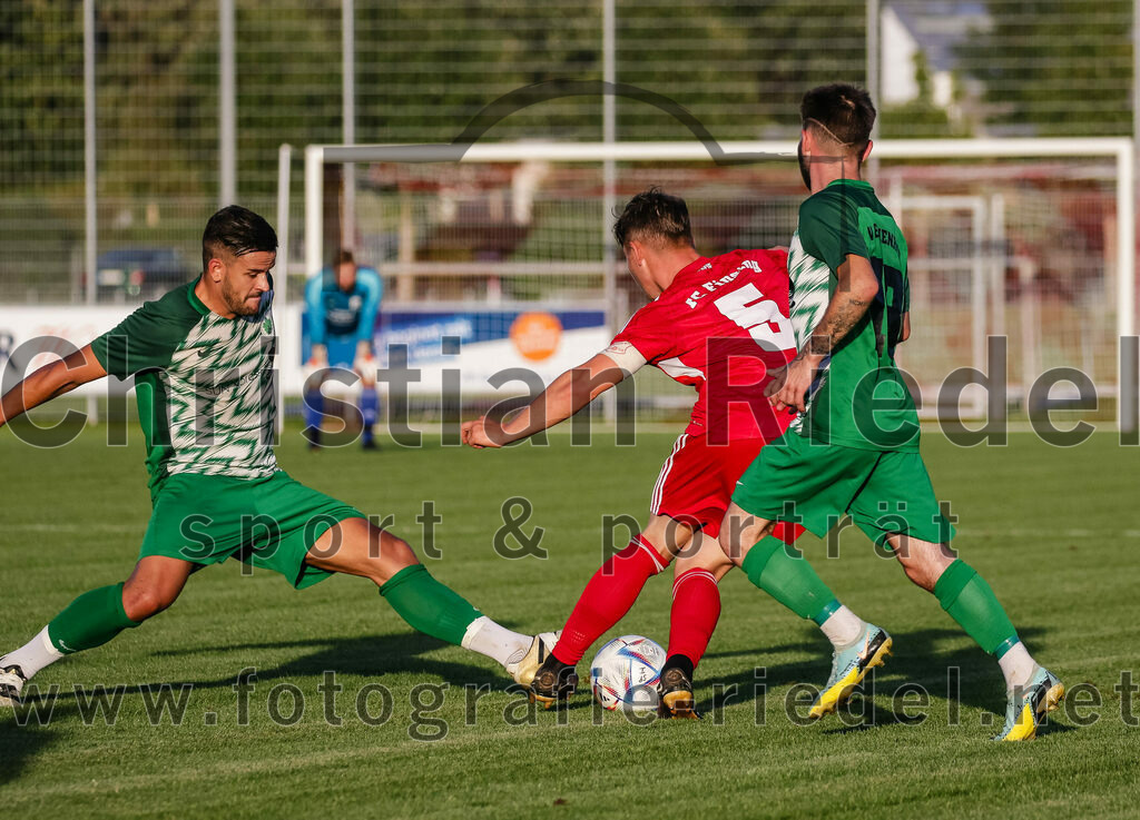 2023-08-11_078_FC_Finsing_gegen_SV_Eichenried | Finsing, Deutschland, 11.08.2023:
Fußball, Kreisliga 2023 / 2024, 4. Spieltag, FC Finsing gegen SV Eichenried, Endergebnis: 3:0

Maximilian Kirmeyer (SV Eichenried, #10), Leonhard Hölzl (FC Finsing, #5), Justin Bauer (SV Eichenried, #18)

Foto: Christian Riedel / fotografie-riedel.net