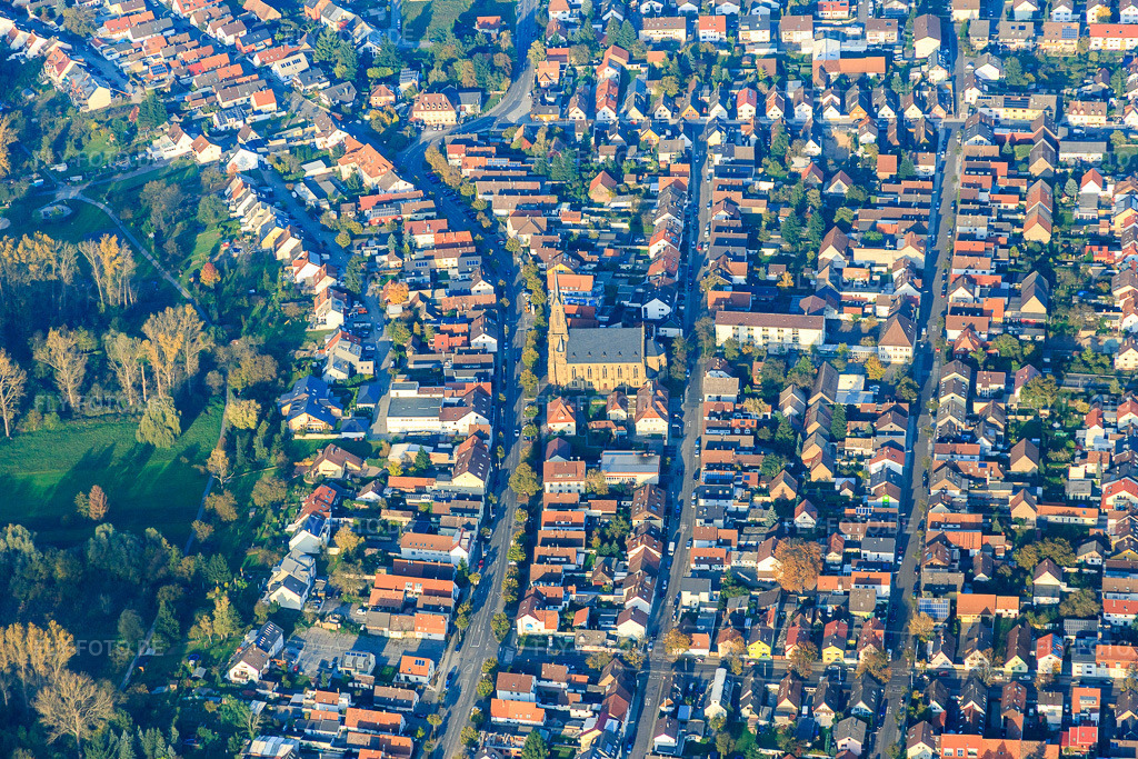 Luftbild: Evangelische Kirche Neureut Nord im Ortsteil Neureut in Karlsruhe im Bundesland Baden-Württemberg in Deutschland. Foto: IMG_075477.jpg vom 26.10.2014 durch Werner Riehm/FLY-FOTO.deEKINO-NEUREUT.DE