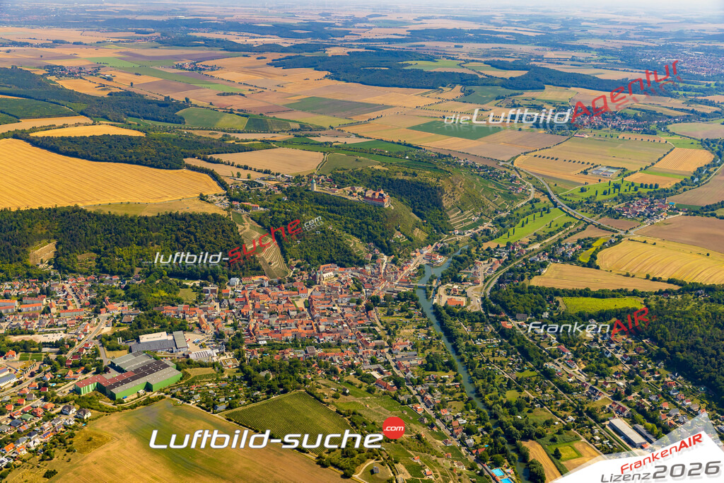 Luftbild der Stadt Freyburg - Die Luftaufnahme wurde 2025 vom UL-Flugzeug heraus erstellt ( keine Drohne ) - Hochauflösende Luftaufnahme - für professionelle Ausdrucke geeignet. Die Geschenkidee !Hier alle&nbsp;Infos zur Lizenzierung der LuftaufnahmeWir fliegen auch dieses Jahr wieder in Ihre Region um Luftbilder zu erstellen.- Luftbild anfragen
