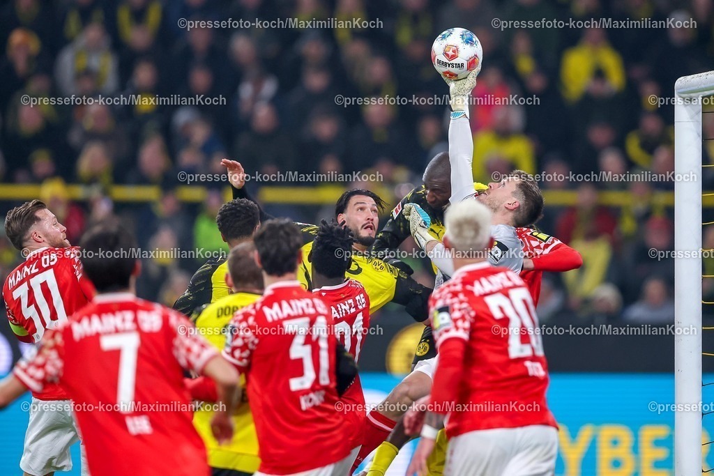 BVB13022601047 | 13.02.2026, Fußball, Borussia Dortmund - 1.FSV Mainz 05,, 1. Fußball Bundesliga, 22. Spieltag, Signal Iduna Park, Saison 2025 2026: Torwart Daniel Batz&nbsp;(1.FSV Mainz05 #33) verteidigt im Strafraum gegen Serhou Guirassy&nbsp;(BVB #09)  DFB regulations prohibit any use of photographs as image sequences and or quasi-video.