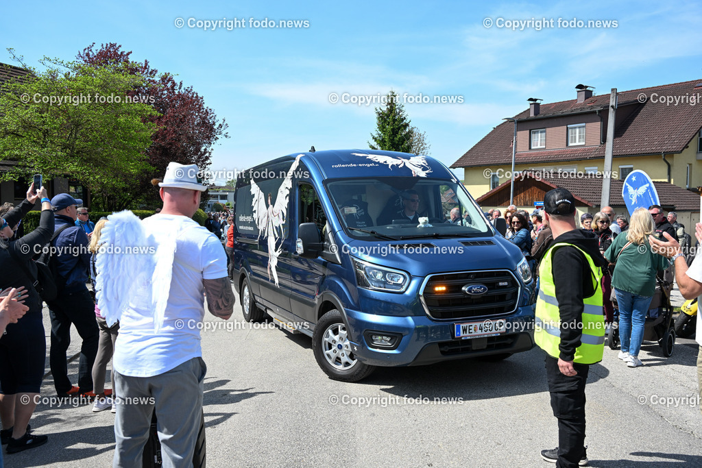 Rollende Engel_ Vespa_ 07.05.2023-9 | 07.05.2023, Neuhofen, Kremsmuenster, AUT, Rollende Engel Vespatreffen, im Bild Ankunft Patient Josef Wuehl, Rollende Engel