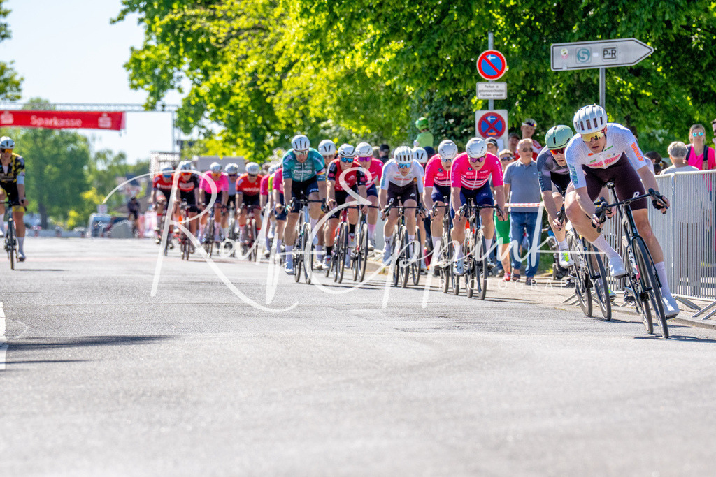 Spurt in den Mai 2026 - Großer Preis der Sparkasse Neuss | Annual one-day road cycling race "Großer Preis der Sparkasse Neuss" held in Büttgen, Germany, organized by VfR Büttgen 1912 e.V. The event features multiple races across all age categories from U11 youth to Elite men. - Realisiert mit Pictrs.com