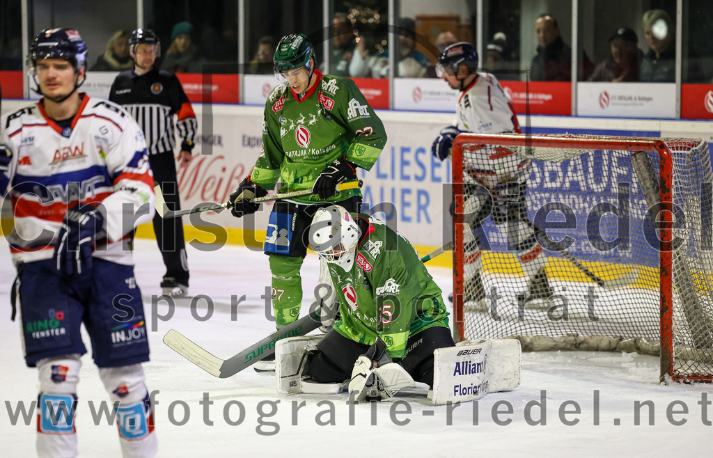 2023-12-17_044_TSV_Erding_gegen_ESC_Kempten | Erding, Deutschland, 17.12.2023:
Eishockey, Bayernliga Vorrunde 2023 / 2024, 18. Spieltag, TSV Erding gegen ESC Kempten, Endergebnis: 5:1

Mark Waldhausen (Erding Gladiators, #27), Torwart Niklas Schlammer (Erding Gladiators, #35)

Foto: Christian Riedel / fotografie-riedel.net