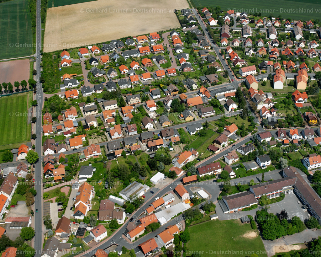 2638464 | HARLINGERODE 09.06.2006 Wohngebiet - Mischbebauung der Mehr- und Einfamilienhaussiedlung  in Harlingerode im Bundesland Niedersachsen, Deutschland // Residential area - mixed development of a multi-family housing estate and single-family housing estate  in Harlingerode in the state Lower Saxony, Germany Foto: Gerhard Launer