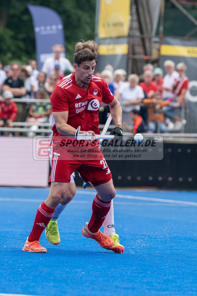 Final4_20250601-1459-Z82_9260 | Krefeld, Deutschland, 01.06.2025:  Feldhockey Final4 2025 – „Deutsche Feldhockey-Meisterschaften 2025“ Crefelder HTC - Rot-Weiss Köln (Finale Herren) im Gerd-Wellen-Hockeyanlage am 01.06.2025 in Krefeld, Deutschland. (Foto von Kramhöller/Fehrmann/Kaste)Krefeld, Germany, 01.06.2025: Feldhockey Final4 2025 – „Deutsche Feldhockey-Meisterschaften 2025“ Harvestehuder HTC - Düsseldorfer HC (Finale Damen) in Gerd-Wellen-Hockeyanlage at 01.06.2025 in Krefeld, Deutschland. (Foto from Kramhöller/Fehrmann/Kaste)