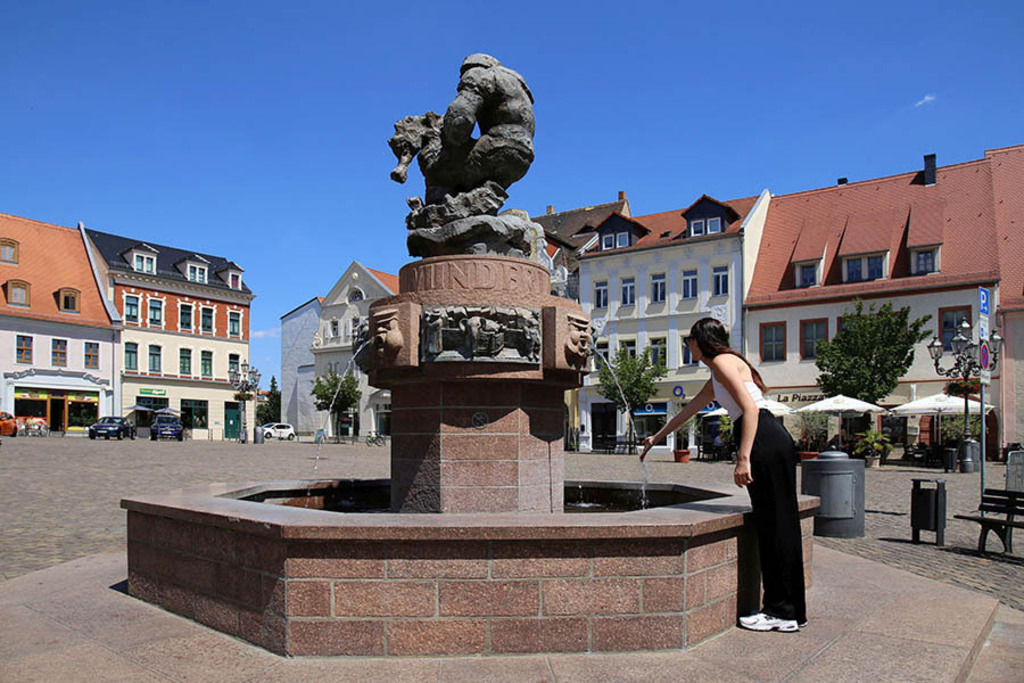 Wurzen - Markt mit Ringelnatzbrunnen | Entdecke über 20 Kategorien Leipzig-Motive: Foto-Downloads, hochwertige Poster, Leinwand- & Fine-Art-Prints. Jetzt Lieblingsfoto im Bildlexikon Leipzig Shop bestellen!
