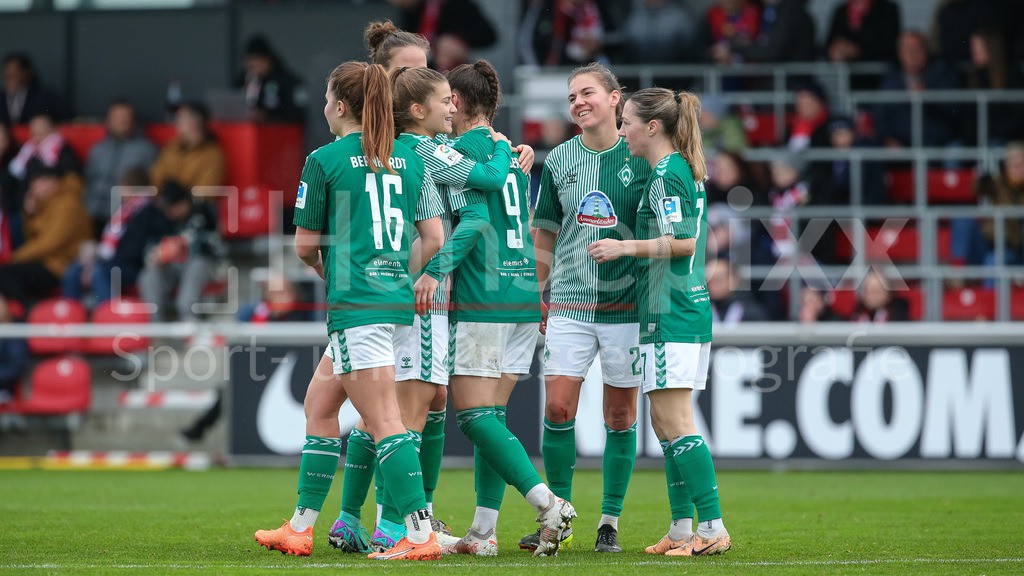 Fussball, Google Pixel Frauen-Bundesliga, RB Leipzig - SV Werder Bremen | v.li.: Spielerinnen des SV Werder Bremen mit Torjubel, Jubel, jubeln, jubelt, optimistisch, Spielszene, Highlight, Freude über das Tor zum 0:5, DIE DFB-RICHTLINIEN UNTERSAGEN JEGLICHE NUTZUNG VON FOTOS ALS SEQUENZBILDER UND/ODER VIDEOÄHNLICHE FOTOSTRECKEN. DFB REGULATIONS PROHIBIT ANY USE OF PHOTOGRAPHS AS IMAGE SEQUENCES AND/OR QUASI-VIDEO.