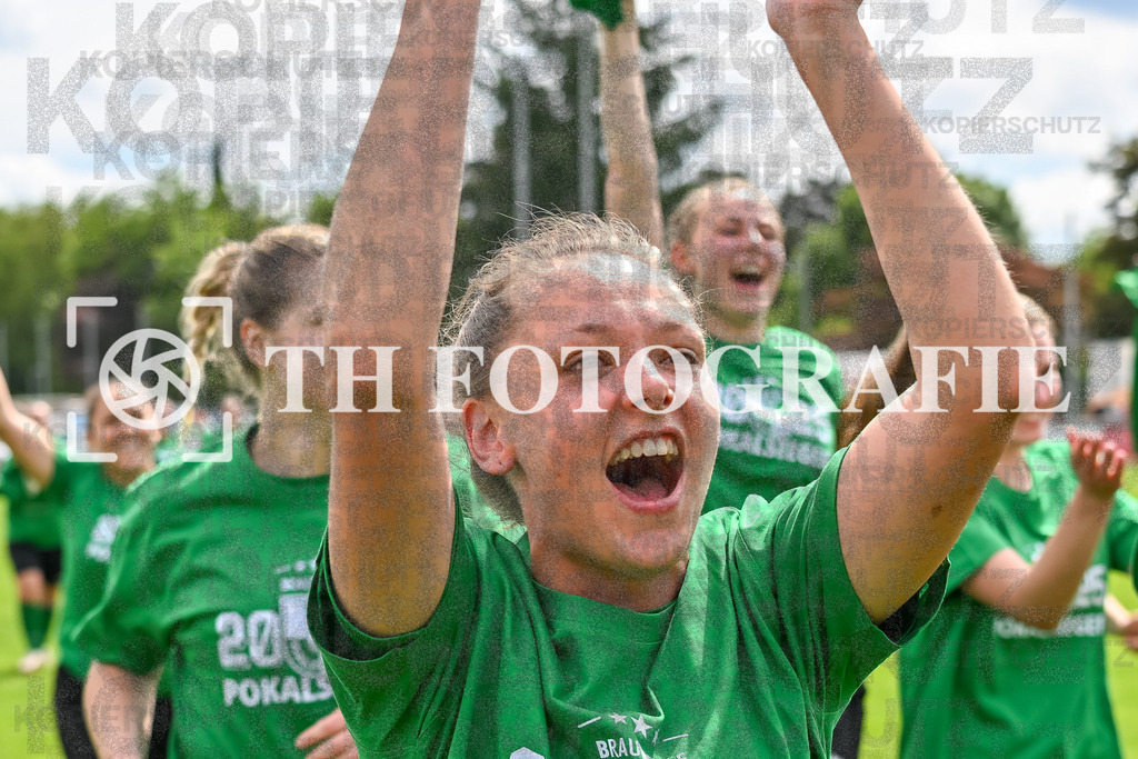 GER, FC Hauingen - SV Waldhaus, Frauen-Fussball, Rothaus Bezirkpokal, Finale, Saison 2024/2025, 29.05.2025 | Team SV Waldhaus freut sich ueber den Sieg und den Gewinn des Bezirkspokals.GER, FC Hauingen - SV Waldhaus, Frauen-Fussball, Rothaus Bezirkpokal, Finale, Saison 2024/2025, 29.05.2025Foto: TH Fotografie/Thomas Hess