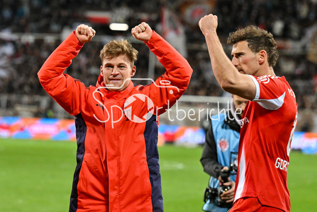 FC St. Pauli - FC Bayern München | ST. PAULI, DEUTSCHLAND - 11. APRIL: die Spieler der Bayern feiern zusammen mit Fans den Auswärssieg in Hamburg nach dem Bundesligamatch zwischen dem FC St. Pauli und dem FC Bayern München am 29. Spieltag im Millerntor Stadion / DFL REGULATIONS PROHIBIT ANY USE OF PHOTOGRAPHS AS IMAGE SEQUENCES AND/OR QUASI-VIDEO / Joshua KIMMICH (FC Bayern Munich 6) und Leon GORETZKA (FC Bayern Munich 8)