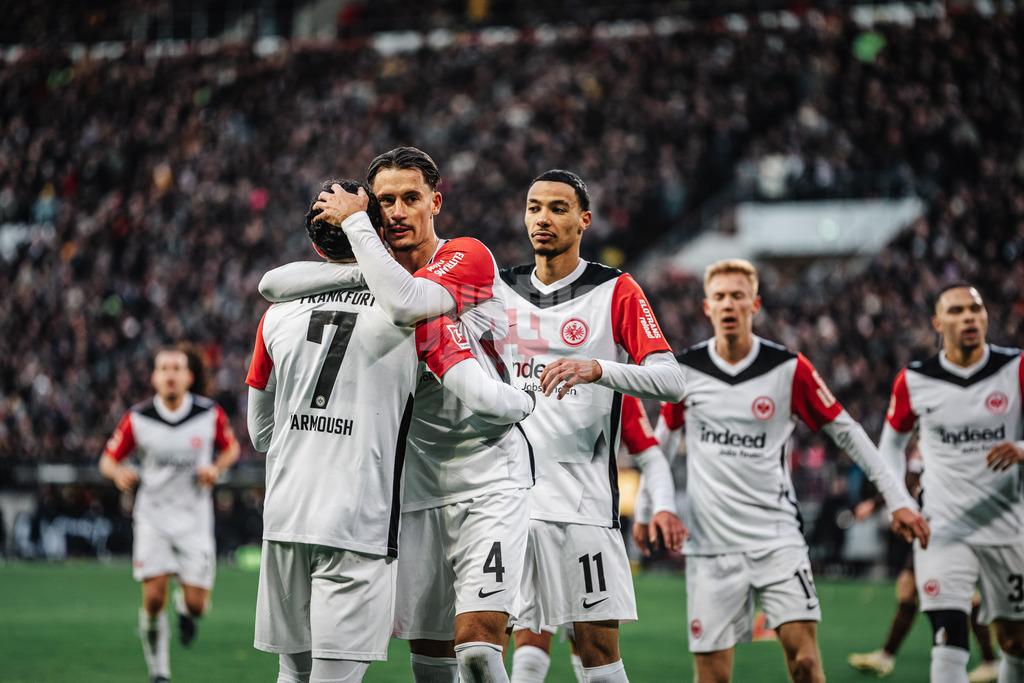Fußball | Männer | Saison 2024/2025  | Fußball-Bundesliga | 16. Spieltag | FC St. Pauli vs. Eintracht Frankfurt | 11.01.2025 | v.l. Torschütze Omar Marmoush (#7, Eintracht Frankfurt) wird beglückwunscht von Robin Koch (#4, Eintracht Frankfurt) Torjubel
