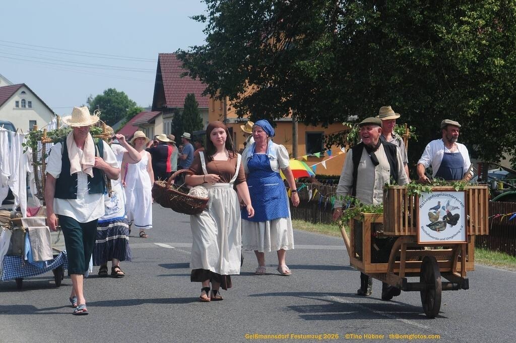 Geißmannsdorf-2026-Festumzug-112 | Festumzug in Geißmannsdorf bei Bischofswerda im Juni 2026. Fotografische Eindrücke und Momentaufnahmen vom Festumzug anläßlich des 800-jährigen Bestehens von Geißmannsdorf - mit Teilnehmern und Gästen, Strohpuppen und geschmückten Vorgärten und Grundstücken - Realisiert mit Pictrs.com