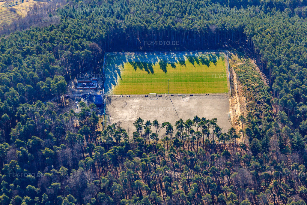 Luftbild: Sportplatz im Wald des SV Schweigen-Rechtenbach 1929 e.V im Ortsteil Rechtenbach in Schweigen-Rechtenbach im Bundesland Rheinland-Pfalz in Deutschland. Foto: IMG_48359.jpg vom 11.12.2011 durch Werner Riehm/FLY-FOTO.de