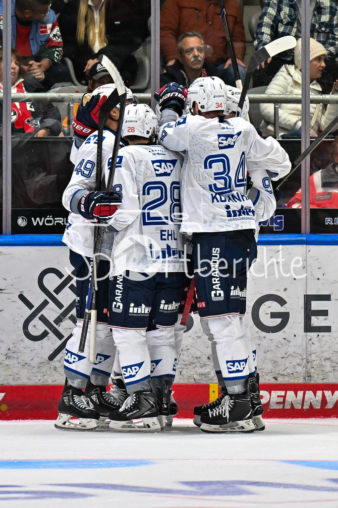 Augsburger Panther - Adler Mannheim | Jubel der Adler nach dem Treffer zum 6-3 durch Kristian REICHEL (Adler Mannheim 11)/ Tor / Torschuetze / Freude / Happy / DEL: Augsburger Panther - Adler Mannheim; Curt Frenzel Stadion am 14.09.2025