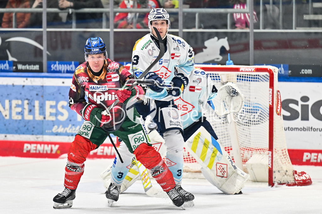 Augsburger Panther - Dresdner Eislöwen | AUGSBURG, DEUTSCHLAND - 06. MÄRZ: v. l. T. J. TREVELYAN (Augsburger Panther 24), Alec McCEREA (Eislöwen Dresden 3) und Juho OLKINUORA (Dresdner Eislöwen 45) während dem Match zwischen den Augsburger Panthern und den Dresdner Eislöwen am 49. Spieltag der Penny DEL im Curt Frenzel Stadion