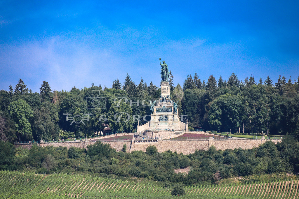 Rüdesheim-8731 | Das imposante Germania Denkmal in Rüdesheim am Rhein - ein Symbol für Stärke und Einigkeit. - Realisiert mit Pictrs.com