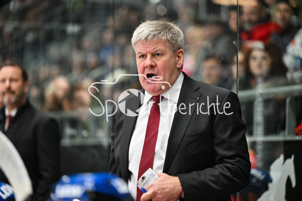 Augsburger Panther - Eisbären Berlin | AUGSBURG, GERMANY - 27. JANUARY: im Bild Bill PETERS Trainer Augsburger Panther / Einzelfoto / Freisteller während dem Match zwischen den Augsburger Panthern und den Fischtown Pinguins am 43. Spieltag der Penny DEL im Curt Frenzel Stadion