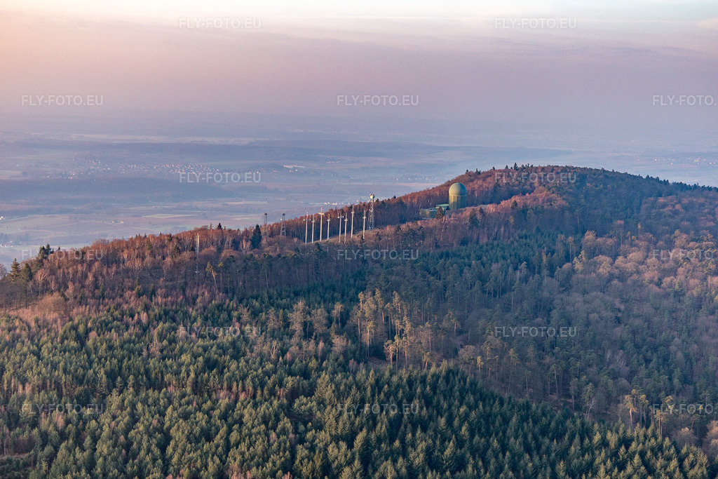 Vue aérienne: Station radar à Lampertsloch dans le département Bas Rhin, France. Photo: IMG_105253.jpg prise le 25/03/2018 par Werner Riehm/FLY-FOTO.eu – Résolution de l'original: 5472 x 3648 px