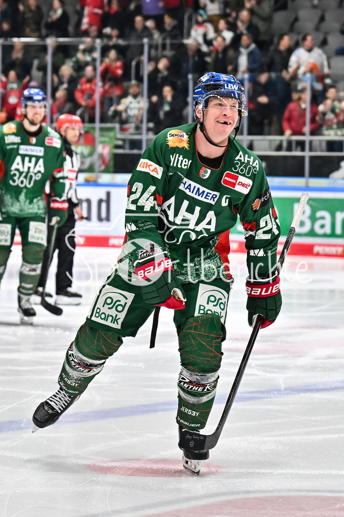 Augsburger Panther - Grizzlys Wolfsburg | AUGSBURG, GERMANY - 15. MARCH: Jubel der Panther nach dem Treffer zum 3-4 durch T. J. TREVELYAN (Augsburger Panther 24) / Tor / Torschuetze / Freude / Happy während dem Match zwischen den Augsburger Panthern und den Grizzlys Wolfsburg am 52. Spieltag der Penny DEL im Curt Frenzel Stadion