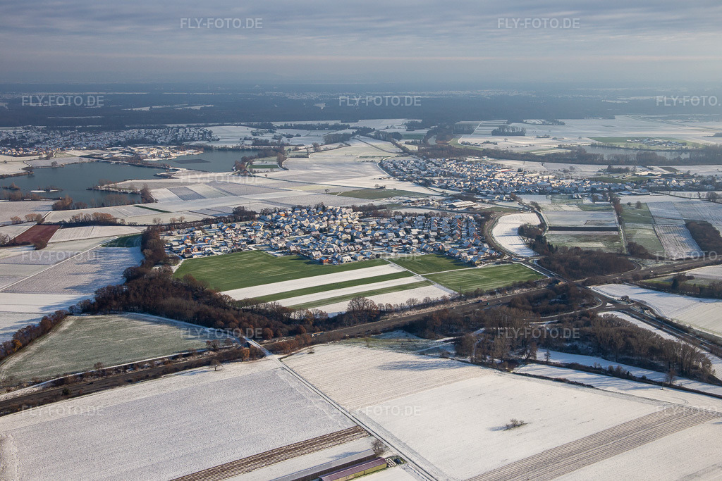 Luftbild: im Winter bei Schnee im Ortsteil Hardtwald in Neupotz im Bundesland Rheinland-Pfalz in Deutschland. Foto: IMG_135427.jpg vom 16.12.2022 durch Werner Riehm/FLY-FOTO.de
