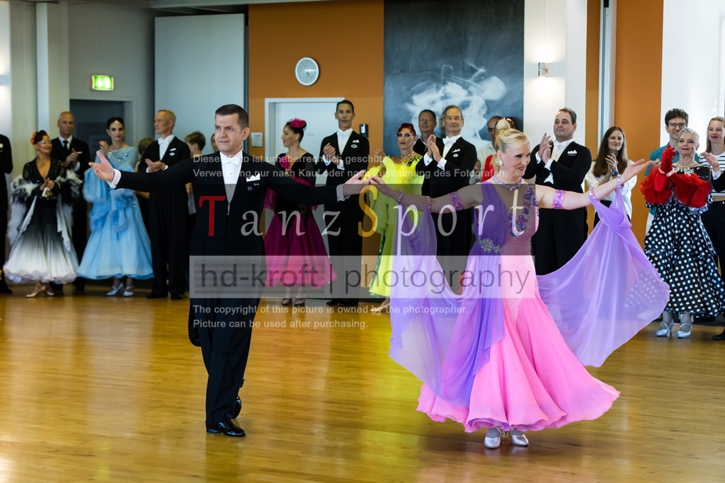 20250906_LM_By_Masters-III-S-Std_6267 | Tanzsportbilder, Standardtanz, Lateintanz, WDSF, DTV, LTVB, dancecomp, goc, hessen tanzt, blaues band der spree, walzer, tango, wiener walzer, slowfox, quickstepp, samba, rumba, cha-cha-cha, paso doble. jive, hd-kroft photography, turniertanzsport