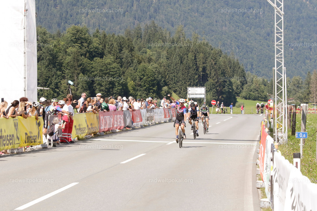 1052_20230817_Bewerb_Maenner_Muehlanger | AUT - OESTERREICH, 2023-08-16: SPORT RENNRAD-FAHREN - 55. INTERNATIONALER RADWELTPOKAL IN ST. JOHANN IN TIROL  - Vintage-Radrennen mit WM-Bronze-Medaillen-Siegerin Christina Schweinberger, den Teilnehmer und Alexander Baumann (vom Orginastions-Team) - TAG 2 BEWERB MAENNER IN SECHS GRUPPEN  ; Foto: Roland Muehlanger