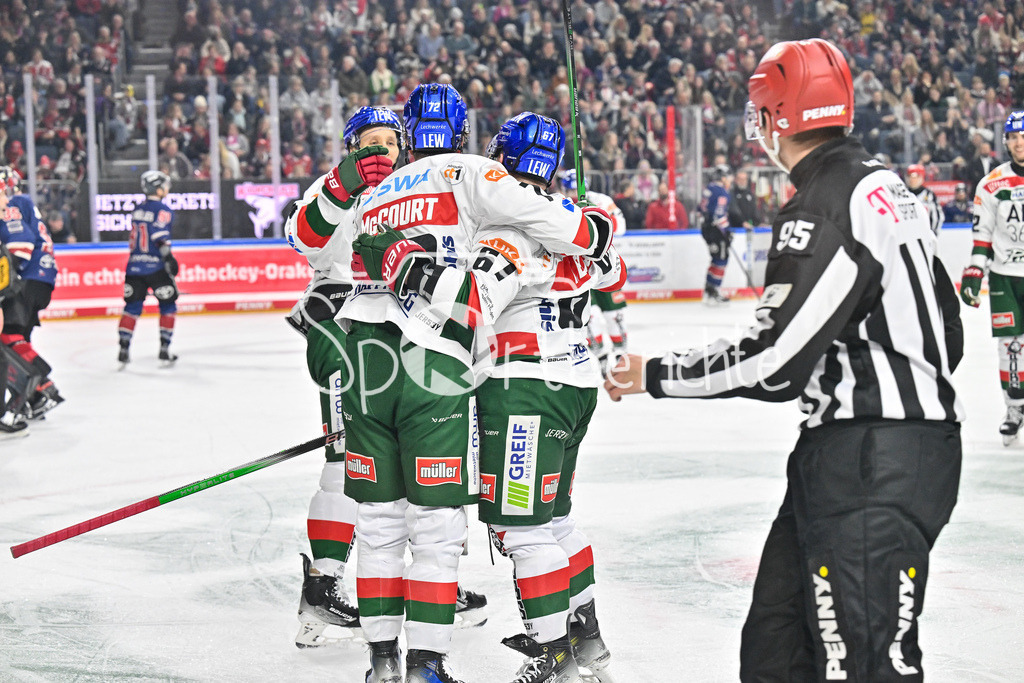 Kölner Haie - Augsburger Panther | Jubel der Gaeste nach dem Treffer zum 0-2 durch Florian ELIAS (Augsburger Panther #67) / Freude / Happy / Tor / Torschuezte / DEL: Koelner Haie - Augsburger Panther, Lanxess Arena am 05.01.2025