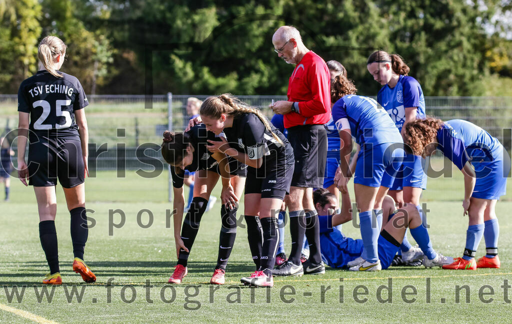 2023-10-21_065_FC_Langengeisling_gegen_TSV_Eching | Erding, Deutschland, 21.10.2023:
Fußball, Bezirksoberliga 2023 / 2024, 8. Spieltag, FC Langengeisling gegen TSV Eching, Endergebnis: 0:0

Sonja Ermair (TSV Eching, #25), Anika Aberl (TSV Eching, #15), Katrin Schwentner (TSV Eching, #2), Schiedsrichter Franz Niederreiter, Carina Sedlmeier (FC Langengeisling, #19), Monika Bichlmaier (FC Langengeisling, #4)

Foto: Christian Riedel / fotografie-riedel.net