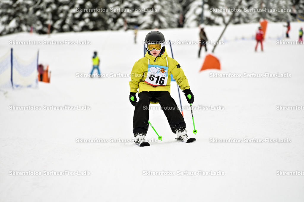 SRF_20.02.2026_0627 | Skirennfotos,Serfaus,Fiss,Ladis,Kinderskirennen,Winter,Tirol,Oberland,skirace,SFL,feelfree,weil wir's genießen,ski,Ski,skifahren,Sonnenplateau, - Realisiert mit Pictrs.com