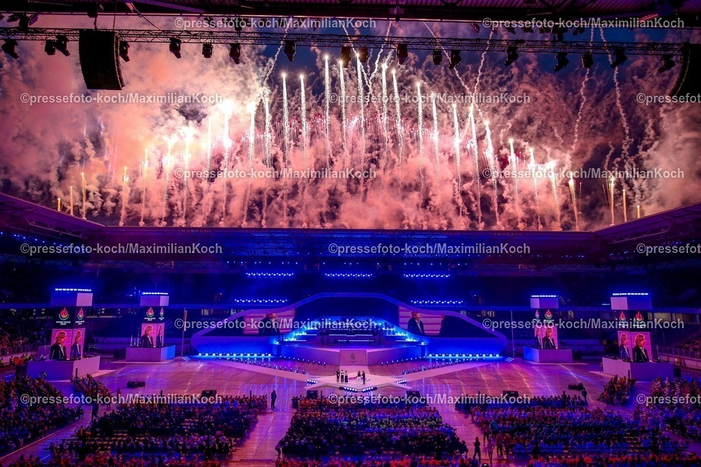 FISU16072501043 | 16.07.2025, Duisburg, FISU World University Games Summer, Rhine-Ruhr 2025, Opening Ceremony, Schauinsland-Reisen-Arena: Ministerin für Arbeit und Soziales, Bärbel Bas, eröffnet offiziell die Spiele Feature Innenansicht Feierliche Eröffnung der FISU in der Arena. übersicht übersichtsbild Impression Symbolbild Symbolisch Feuerwerk 