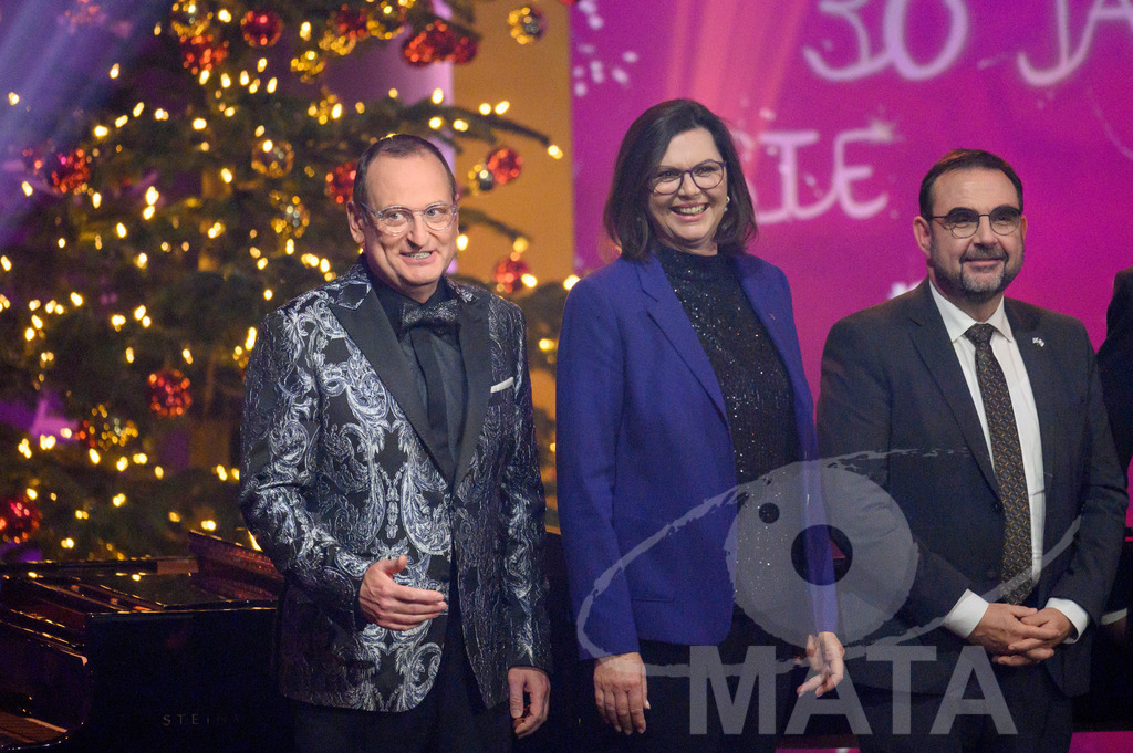 _DWA1695 | Volker Heißmann, Ilse Aigner (CSU, Landtagspräsidentin), Klaus Holetscheck (CSU, MdL)  bei '30 Jahre Sternstunden-Gala 2023' in der Frankenhalle. Nürnberg, 15.12.2023 - Realisiert mit Pictrs.com