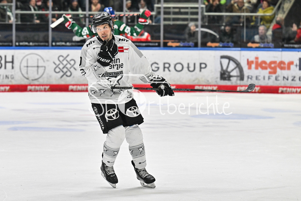 Augsburger Panther - Kölner Haie | AUGSBURG, GERMANY - 11. JANUARY: Jubel der Gäste nach dem 1-3 Siegtreffer durch Tanner KERO (Kölner Haie 10) / Emptynet / Tor / Torschuetze / Freude / Happy während dem Match zwischen den Augsburger Panthern und den Kölner Haien am 39. Spieltag der penny DEL im Curt Frenzel Stadion