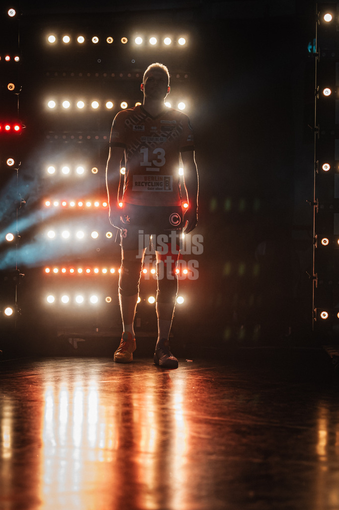 Volleyball | Herren | Saison 2024/2025 | 1. Volleyball Bundesliga Männer | Finale | BERLIN RECYCLING Volleys vs. SVG Lüneburg | 03.05.2025 | Ruben Schott (#13, Berlin Recycling Volleys) läuft in die Halle ein