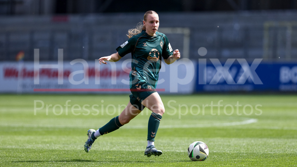 Fussball, Google Pixel Frauen-Bundesliga, SC Freiburg - SV Werder Bremen | Emöke Papai (SV Werder Bremen, 16) am Ball, Freisteller, Einzelbild, Ganzkörper, Aktion, Action, Spielszene, DIE DFB-RICHTLINIEN UNTERSAGEN JEGLICHE NUTZUNG VON FOTOS ALS SEQUENZBILDER UND/ODER VIDEOÄHNLICHE FOTOSTRECKEN. DFB REGULATIONS PROHIBIT ANY USE OF PHOTOGRAPHS AS IMAGE SEQUENCES AND/OR QUASI-VIDEO.