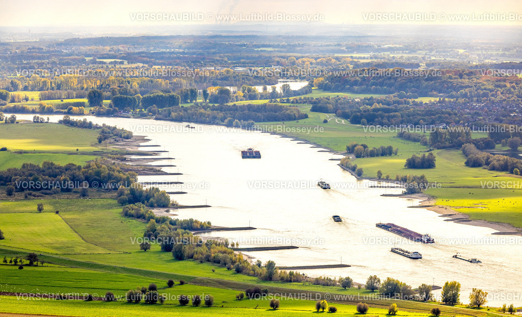 Rees251004424 | Luftbild, Fluss Rhein mit Buhnen und Binnenschifffahrt, blauer Himmel mit Wolken, grüne Wiesen und Herbstbäume, Mehr, Rees, Niederrhein, Nordrhein-Westfalen, Deutschland