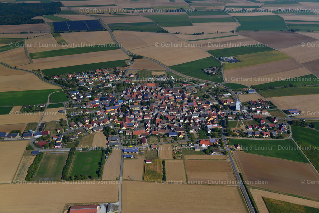 3650416 | RIEDENHEIM 13.09.2016 Ortsansicht am Rande von landwirtschaftlichen Feldern und Nutzflächen  in Riedenheim im Bundesland Bayern, Deutschland // Village view on the edge of agricultural fields and land  in Riedenheim in the state Bavaria, Germany Foto: Gerhard Launer