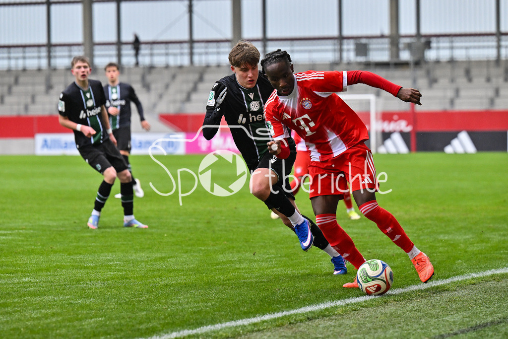 FC Bayern München - Hannover 96 | MUNICH, GERMANY - 15. FEBRUARY: im duell Oskar SCHWARZ (Hannover 96 U19 11) und Richard AJAYI (FC Bayern München U19 3) während dem Spiel zwischen der U19 des FC Bayern München und der U19 von Hannover 96 am 2. Spieltag der Hauptrunde der U19-DFB-Nachwuchsliga am FC Bayern Campus