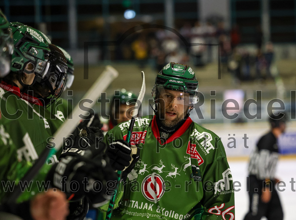 2023-12-17_026_TSV_Erding_gegen_ESC_Kempten | Erding, Deutschland, 17.12.2023:
Eishockey, Bayernliga Vorrunde 2023 / 2024, 18. Spieltag, TSV Erding gegen ESC Kempten, Endergebnis: 5:1

Michael Trox (Erding Gladiators, #86)

Foto: Christian Riedel / fotografie-riedel.net