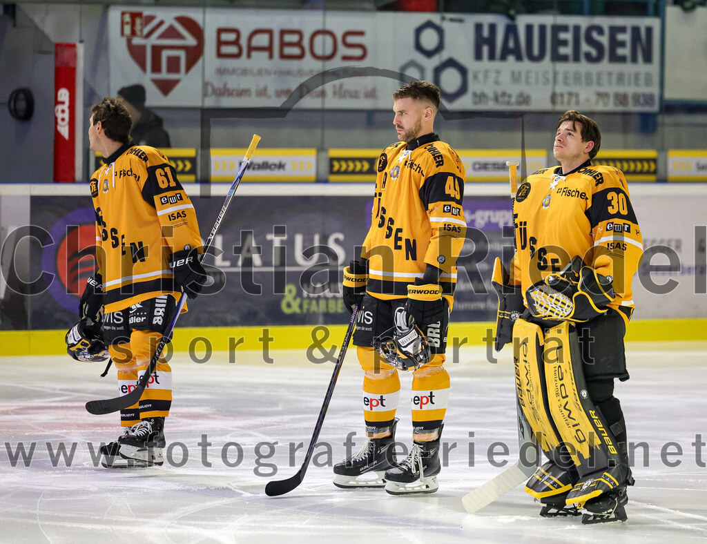 2025-11-02_007_TSV_Erding_gegen_EV_Fuessen | Erding, Deutschland, 02.11.2025:Eishockey, Oberliga Süd 2025 / 2026, 15. Spieltag, TSV Erding gegen EV Füssen, Endergebnis: 2:6Simon Boyko (EV Füssen, #61), Felix Linden (EV Füssen, #49), Torwart Timotej Pancur (EV Füssen, #30)Foto: Christian Riedel / fotografie-riedel.net