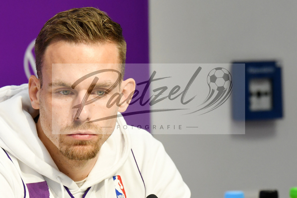 20200127_PKOSNA_0030 | Fußball, Herren: Maurice Trapp (VfL Osnabrück) schaut bei der Pressekonferenz des VfL Osnabrück am 27.01.2020 im Stadion an der Bremer Brücke in Osnabrück, Deutschland.(Foto von Nico Paetzel) - Realisiert mit Pictrs.com