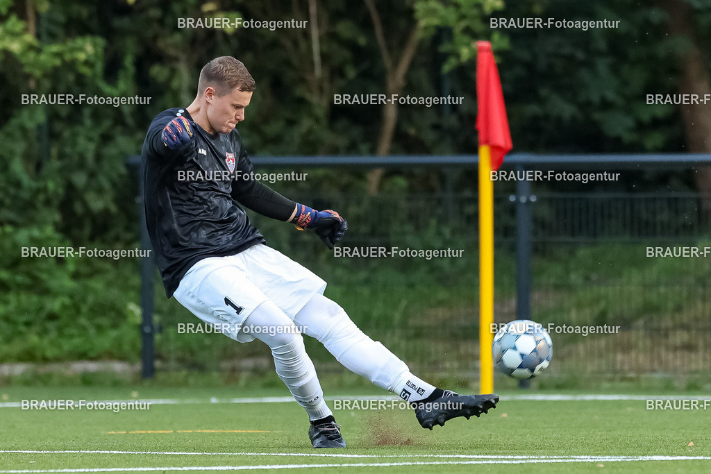 1_KFCWAT_20250723_0937.JPG -  - KFC Uerdingen - SG Wattenscheid 09 - Testspiel | Krefeld, Deutschland, 23.07.25: Torwart Jonas Holzum (KFC Uerdingen) in Aktion, am Ball, Einzelaktion waehrend des Testspiel Spiels zwischen KFC Uerdingen - SG Wattenscheid 09 in der Covestro Sportpark am 23. July 2025 in Krefeld, Deutschland. (Foto von Stefan Brauer/Brauer-Fotoagentur)