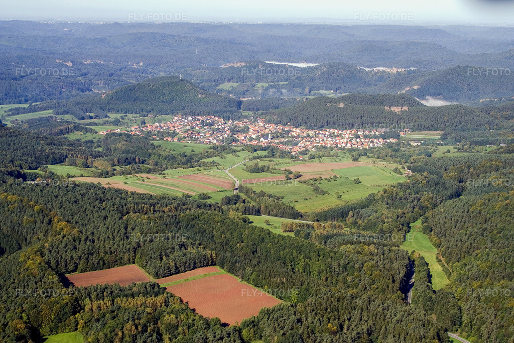 Luftbild: Ortsansicht aus Südosten in Busenberg im Bundesland Rheinland-Pfalz in Deutschland. Foto: IMG_4293.jpg vom 08.10.2006 durch Werner Riehm/FLY-FOTO.de