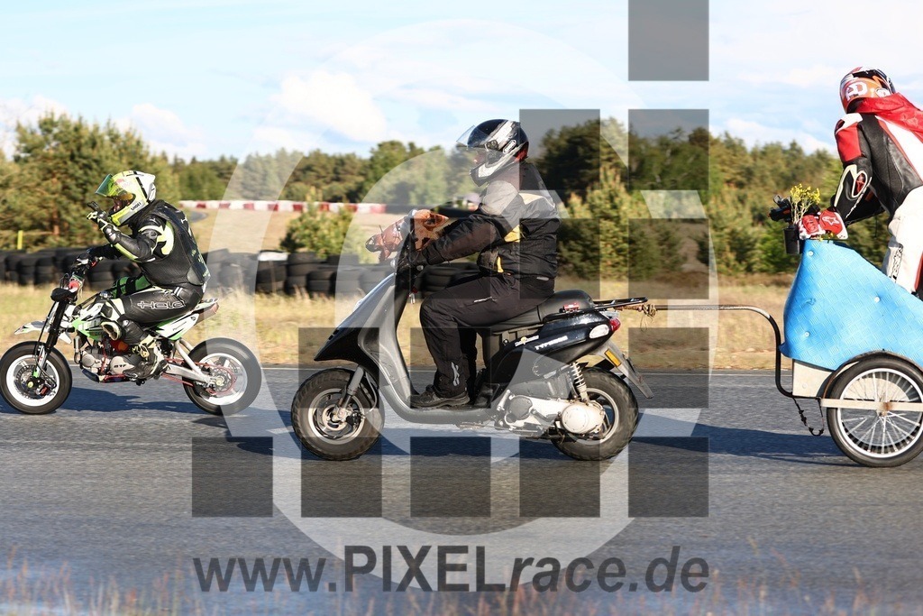 mopedrennen-20260514_12081 | Schöne Erinnerungen an spannende Momente - das festzuhalten ist unser Job. PIXELrace.de ist seit 2003 auf den Rennstrecken Europas unterwegs um die Action draußen beim Fahren und die wunderbare Stimmung imm Fahrerlager für euch einzufangen.