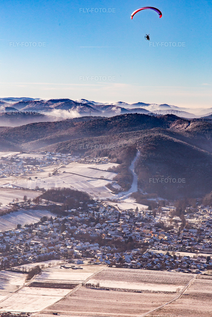 Luftbild: Ortsansicht von Osten bei Winter im Schnee mit Gleitschirm in Klingenmünster im Bundesland Rheinland-Pfalz in Deutschland. Foto: IMG_139809.jpg vom 20.01.2024 durch Werner Riehm/FLY-FOTO.de
