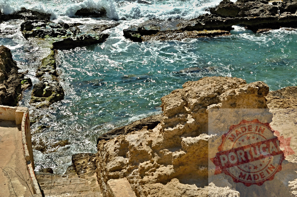 Rocky Mediterranean coast with turquoise water and crashing waves | Rocky shore with turquoise sea water and splashing waves under sunlight - Realisiert mit Pictrs.com