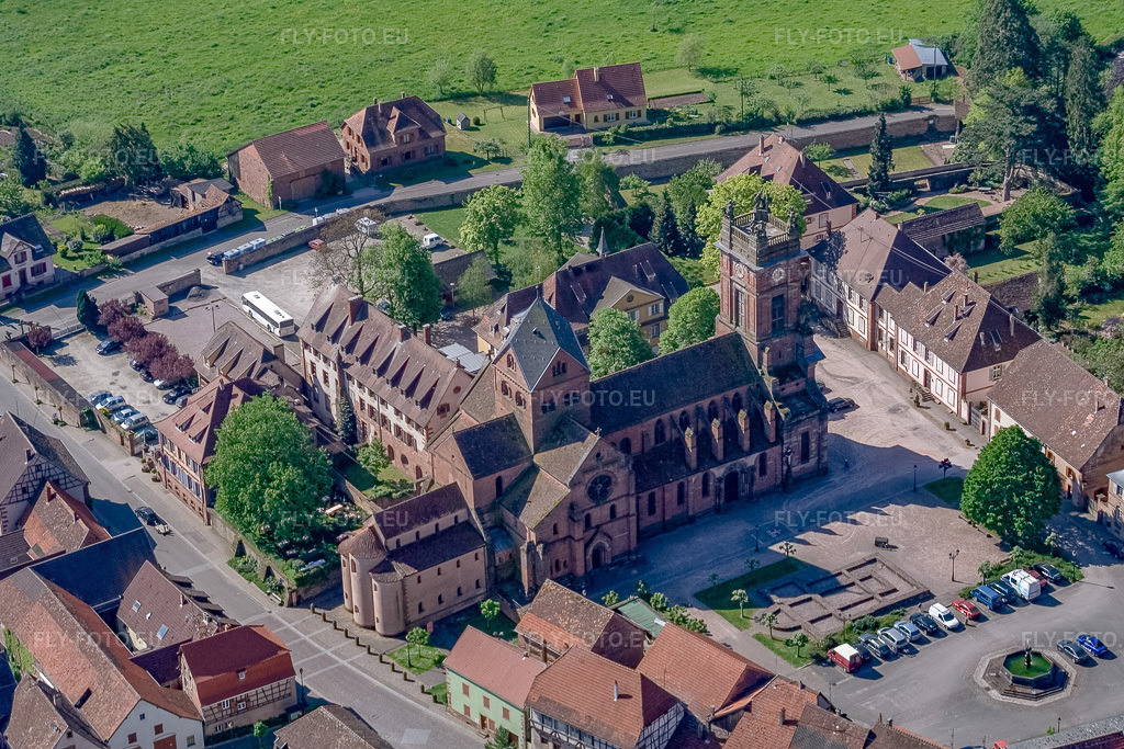 Vue aérienne: Abbatiale Saint-Pierre-et-Saint-Paul à Neuweiler dans le département Bas Rhin, France – .Photo: IMG_10878.jpg prise le 12/05/2008 par Werner Riehm/FLY-FOTO.eu – Résolution de l'original: 3249 x 2167 px – Saint Peter and Saint Paul Abbey