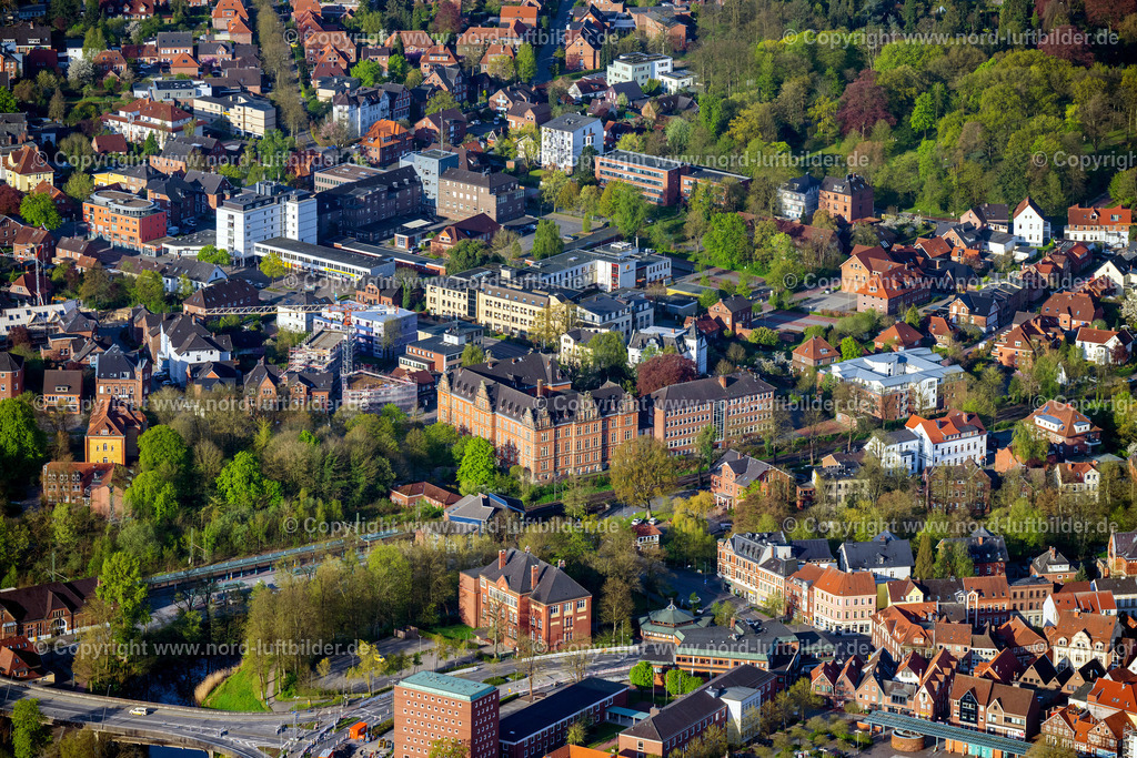 Stade_ehemaliges_Regierungsgebäude_ELS_0079010523 | STADE 01.05.2023 Verwaltungsgebäude der staatlichen Behörde " ehemals Regierung " in Stade im Bundesland Niedersachsen, Deutschland. // Administration building of the state authority " formerly government " in Stade in the state Lower Saxony, Germany. Foto: Martin Elsen