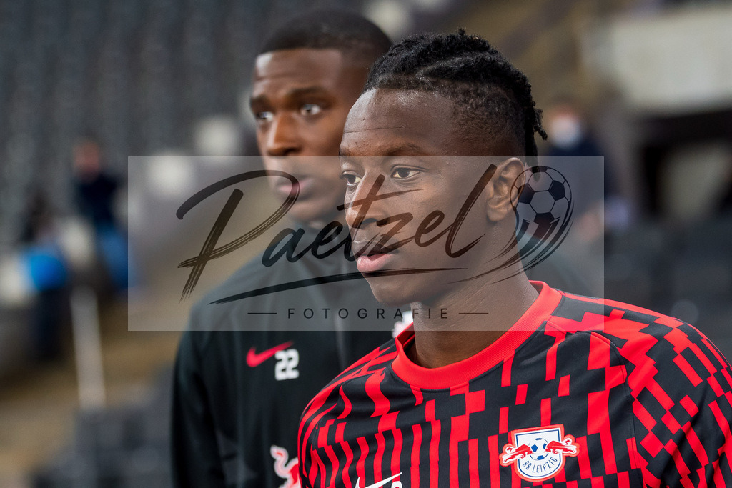 BSCRBL20220220_246 | Fussball, Herren: Amadou Haidara (RB Leipzig) schaut bei dem Spiel der 1. Bundesliga zwischen Hertha BSC und RB Leipzig im Olypiastadion am 20.02.2022 in Berlin, Deutschland.DFB / DFL REGULATIONS PROHIBIT ANY USE OF PHOTOGRAPHS AS IMAGE SEQUENCES AND/OR QUASI-VIDEO. - Realisiert mit Pictrs.com