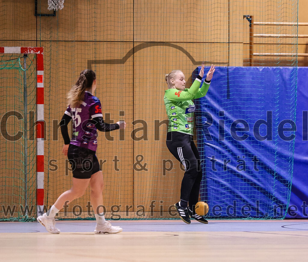 2025-01-11_031_SpVgg_Altenerding_gegen_HF_Scheyern | Erding, Deutschland, 11.01.2025:Handball, Bezirksoberliga Frauen Altbayern 2024 / 2024, 10. Spieltag, SpVgg Altenerding gegen HF Scheyern, Endergebnis: 20:23Verena Kaiser (SpVgg Altenerding, #55), Torfrau Hanna Obermair (SpVgg Altenerding, #1)Foto: Christian Riedel / fotografie-riedel.net