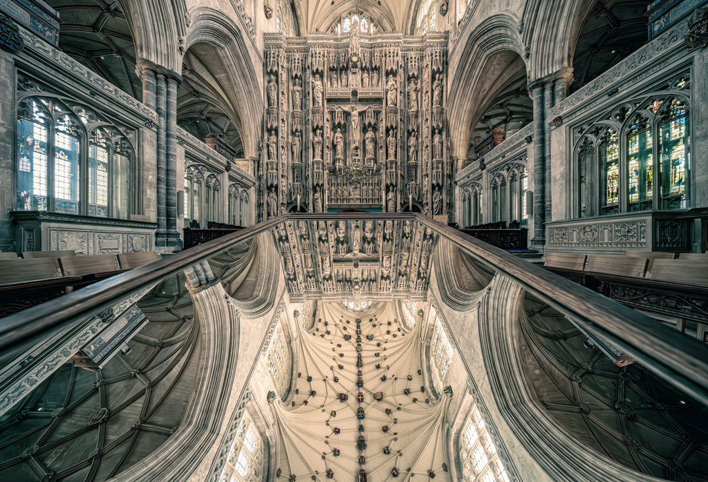 Altarbereich der Kathedrale von Winchester-Hampshire,gespiegelt | Kathedrale von Winchester: Dieses Bild zeigt den kunstvollen Lettner (Great Screen) im Innenraum der Kathedrale von Winchester in Hampshire, England.Historische Architektur: Die Kathedrale wurde zwischen 1079 und 1093 errichtet und ist eine der größten sowie längsten gotischen Kathedralen in Europa.Besondere Merkmale: Der geschnitzte Altarbereich und die Steinmetzarbeiten stammen aus dem 15. Jahrhundert - Realisiert mit Pictrs.com