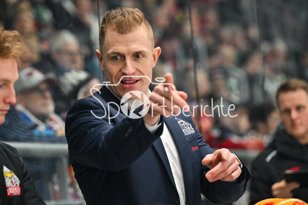 Augsburger Panther - Fischtown Bremerhaven | AUGSBURG, GERMANY - 25. JANUARY: im Bild Alexander SULZER Headcoach Fischtown Pinguins / Einzelfoto / Freisteller während dem Match zwischen den Augsburger Panthern und den Fischtown Pinguins am 43. Spieltag der Penny DEL im Curt Frenzel Stadion